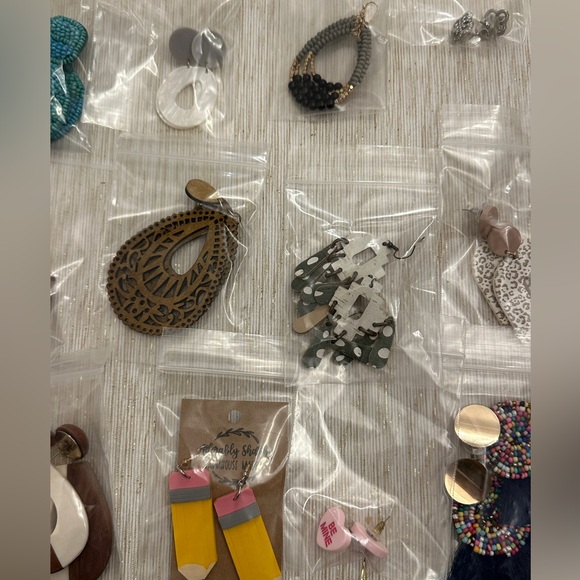 Box of 17 Pairs of Earrings - Picture 6 of 7